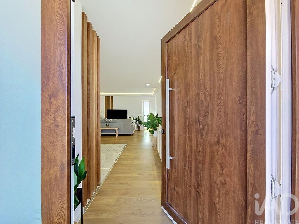 Property photo 2 of 40