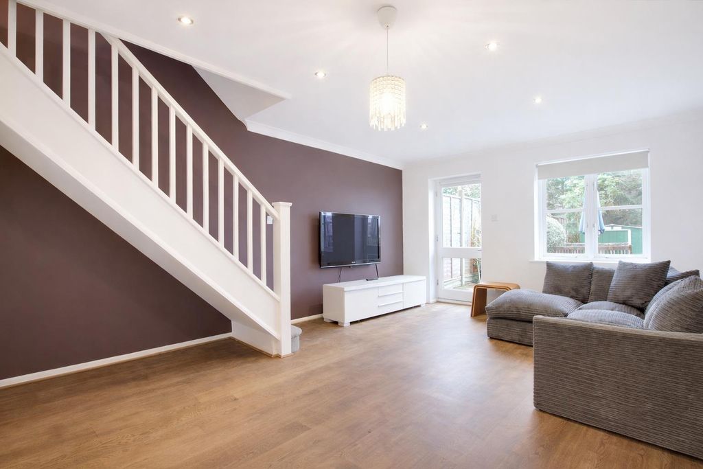 Property photo 2 of 18 Lounge