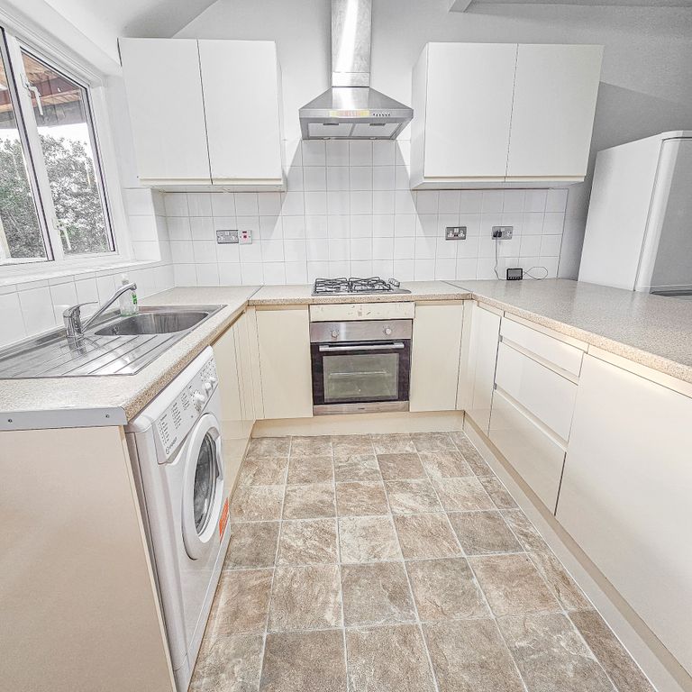 Property photo 3 of 11 Kitchen