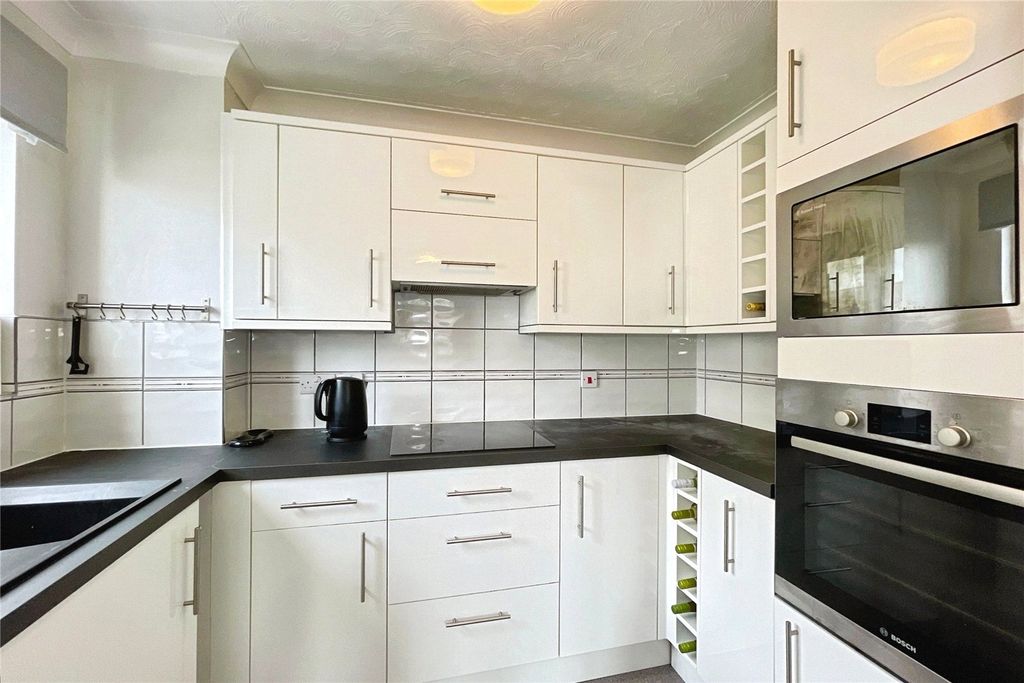 Property photo 3 of 11 Kitchen