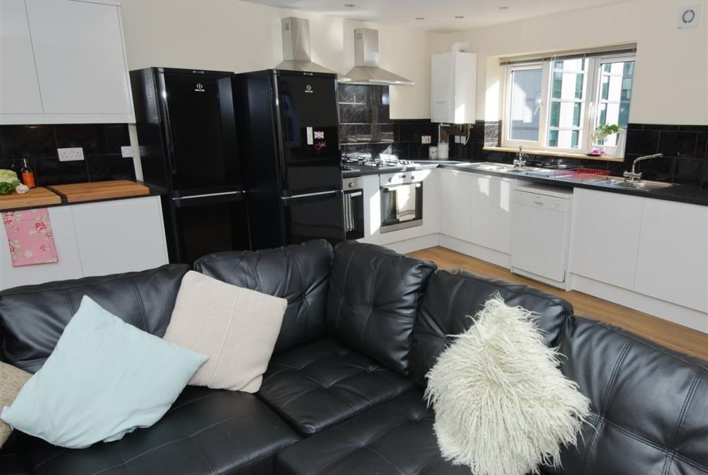 Property photo 3 of 12 Bright Open-Plan Living Area With A Modern White K...