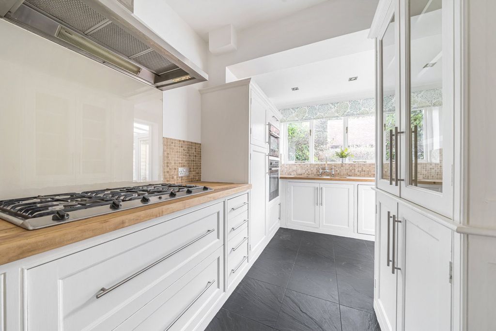 Property photo 3 of 10 Kitchen