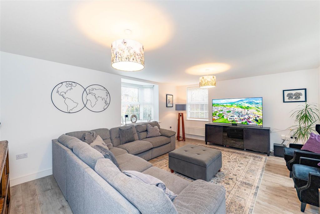 Property photo 2 of 47 Lounge