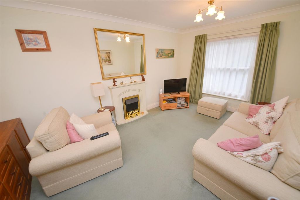 Property photo 2 of 19 Living/Dining Room