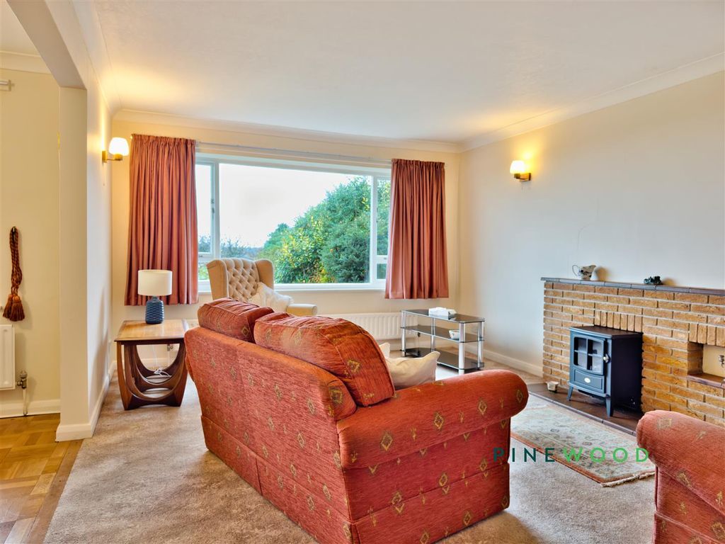 Property photo 3 of 33 Lounge