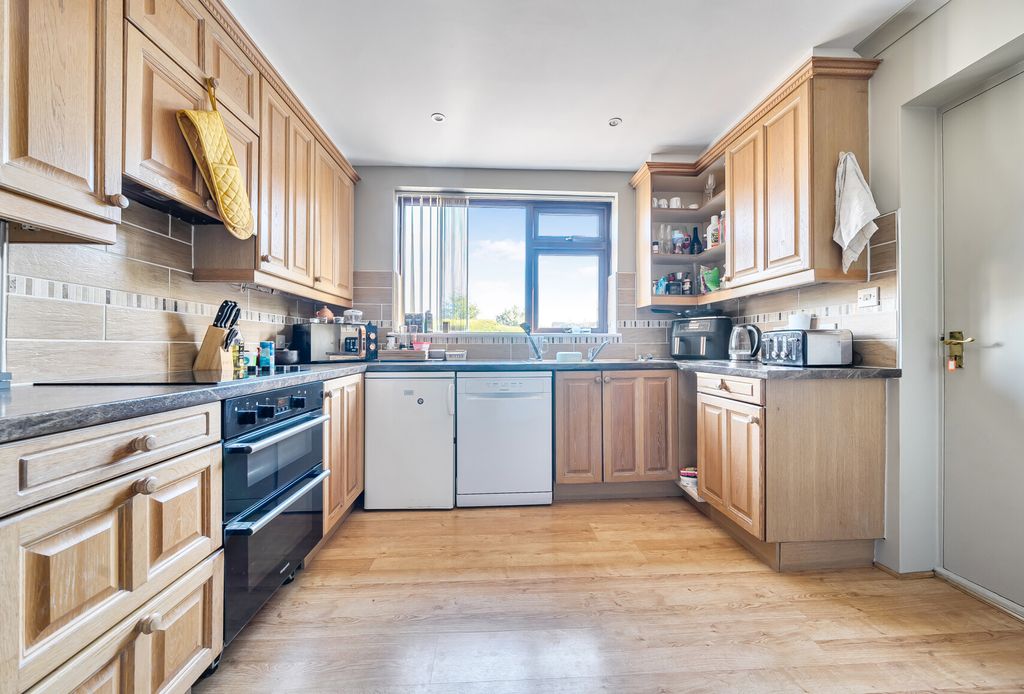 Property photo 3 of 14 1434084-24-69Cbd0...