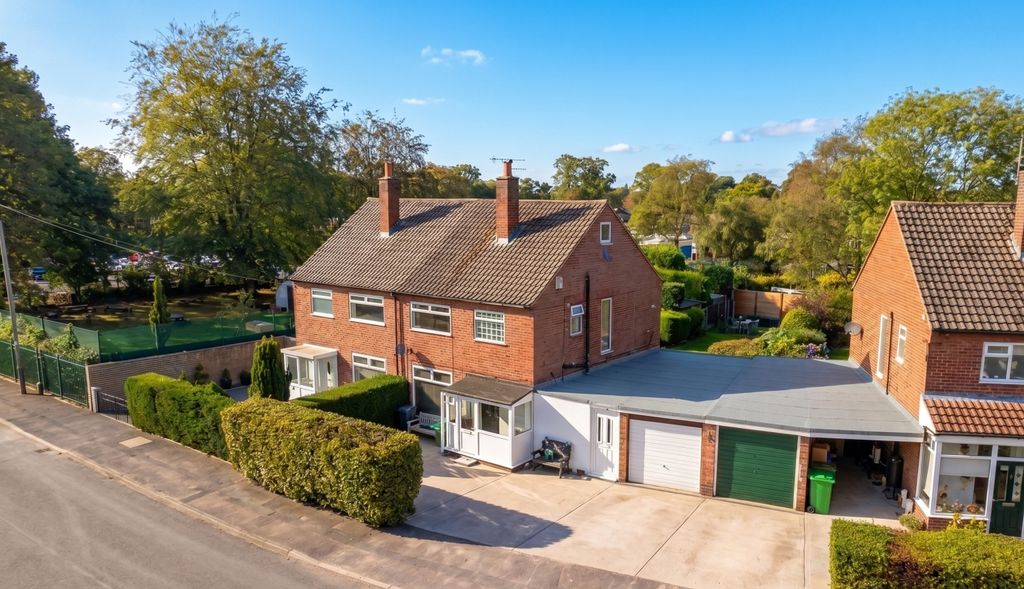 Property photo 1 of 15 Cherington Close - Ewemove - Drone Shot
