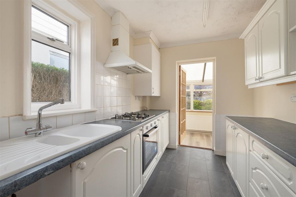 Property photo 2 of 15 Manor Road, Tankerton, Whitstable