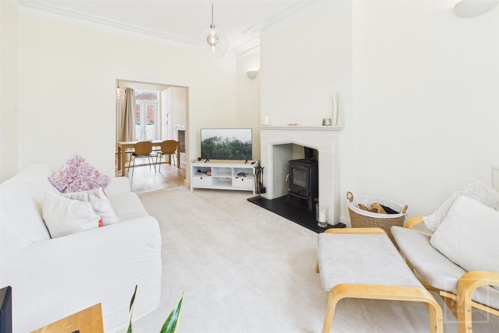 Property photo 3 of 14 Lounge