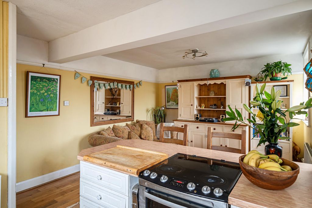 Property photo 3 of 25 Kitchen