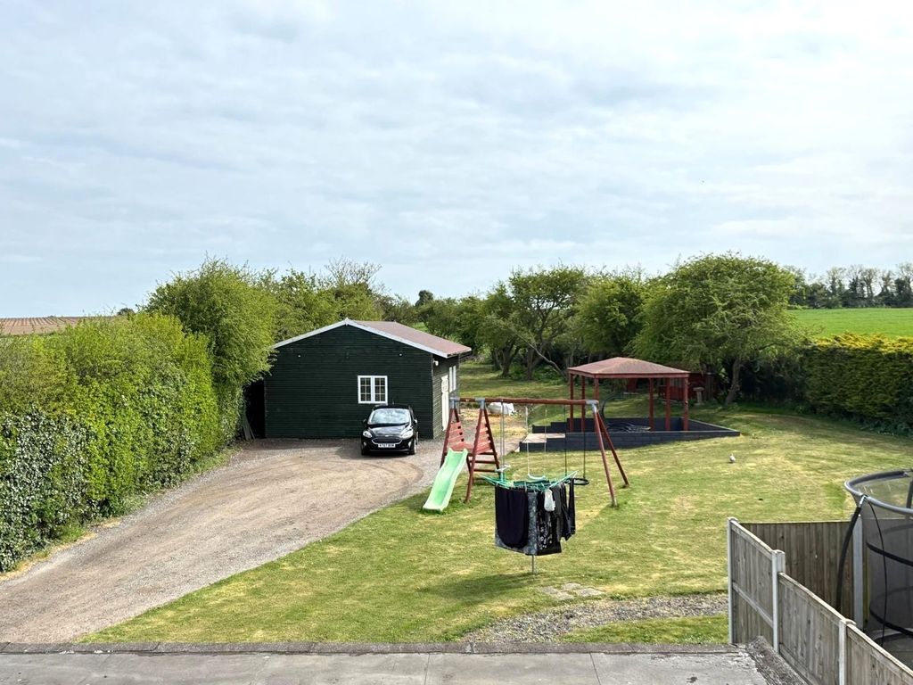 Property photo 2 of 28