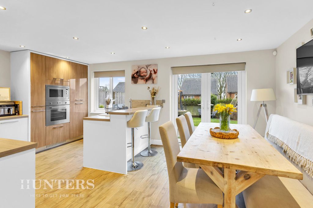 Property photo 3 of 25 Dining Kitchen