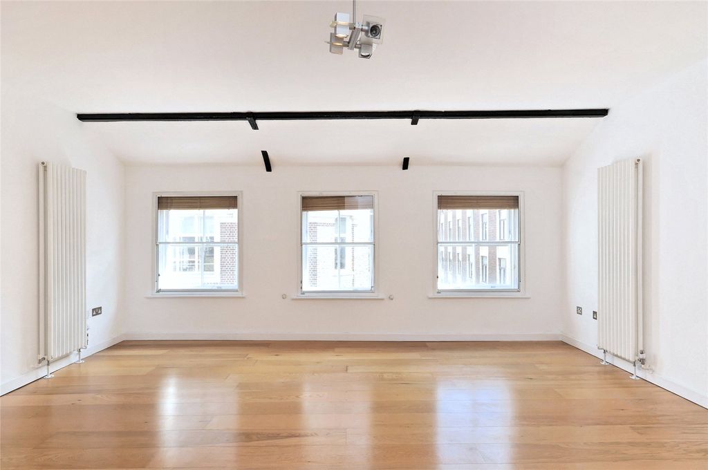 Property photo 3 of 8 Beak Street