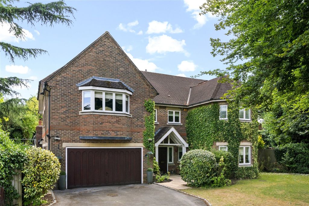 Property photo 1 of 26 Fetcham Village