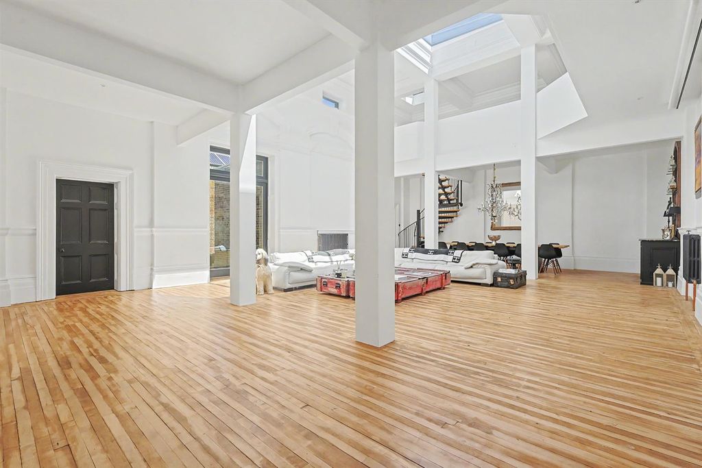 Property photo 2 of 42