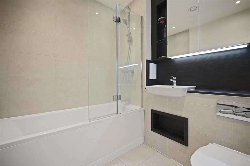 Property photo 2 of 8 Ccrr - Flat 5 Garraway Apartments Bathroom 3 (1).J
