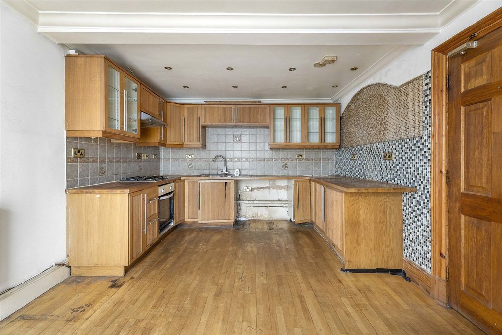 Property photo 2 of 19 East Norton Place