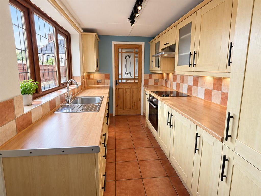 Property photo 3 of 10 Kitchen