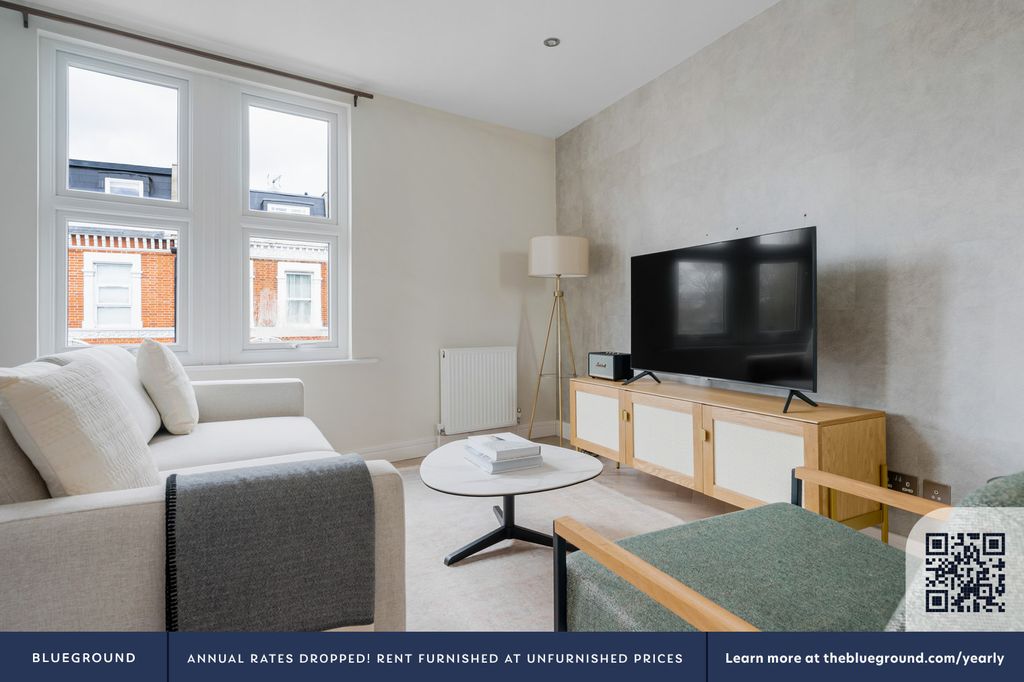 Property photo 3 of 33 Living Room