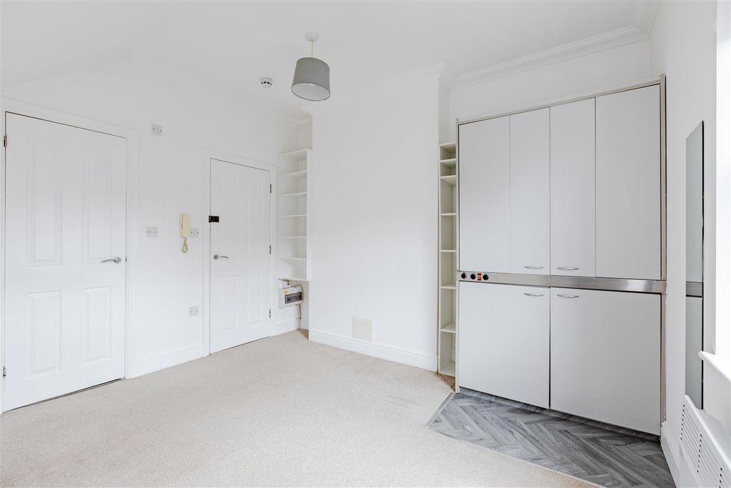 Property photo 3 of 7 Studio