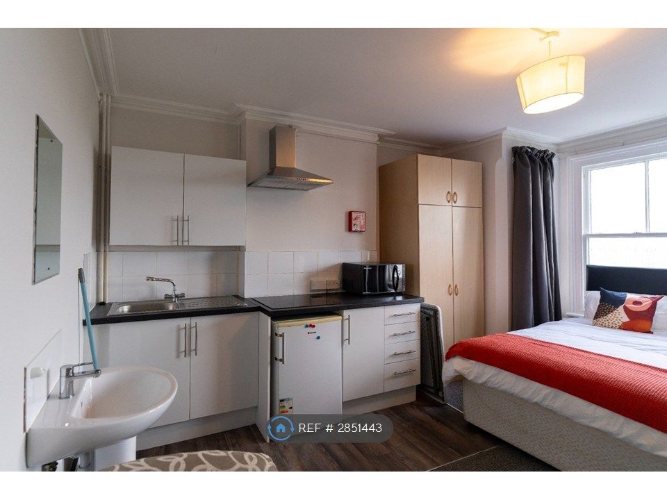 Property photo 2 of 16 Room 8 Kitchenette