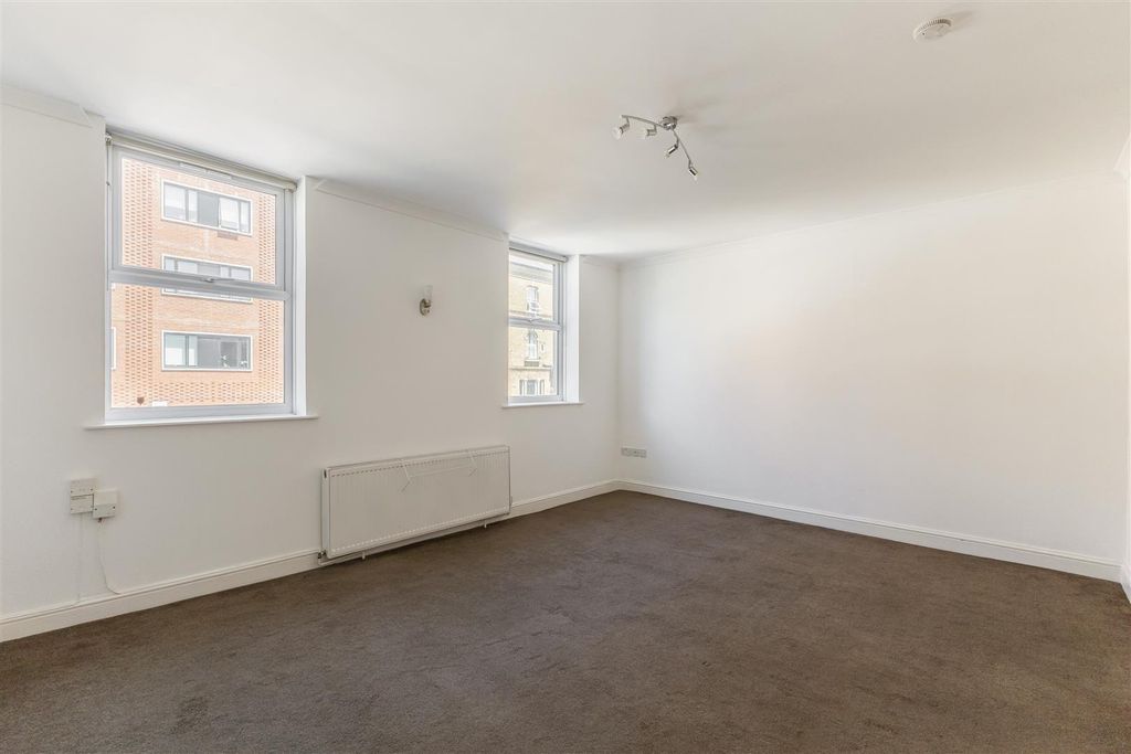 Property photo 1 of 11 110702_Flat 1 45 High Street-7.Jpg