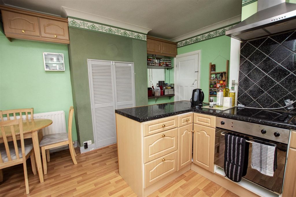 Property photo 3 of 8 Kitchen