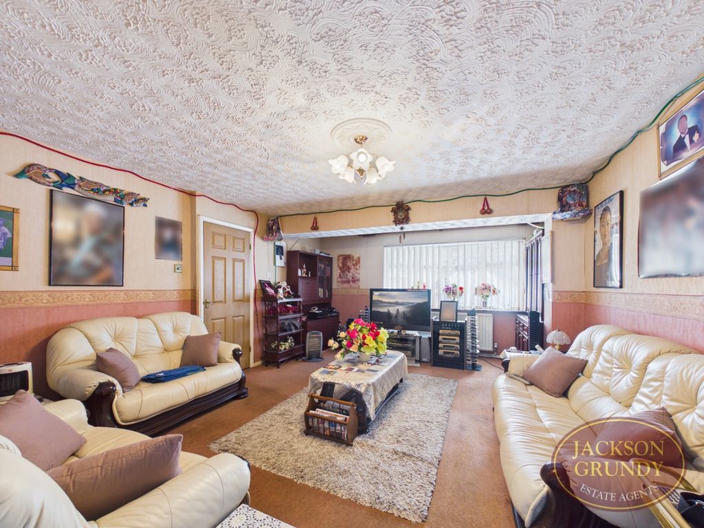 Property photo 3 of 15 West Mead Court