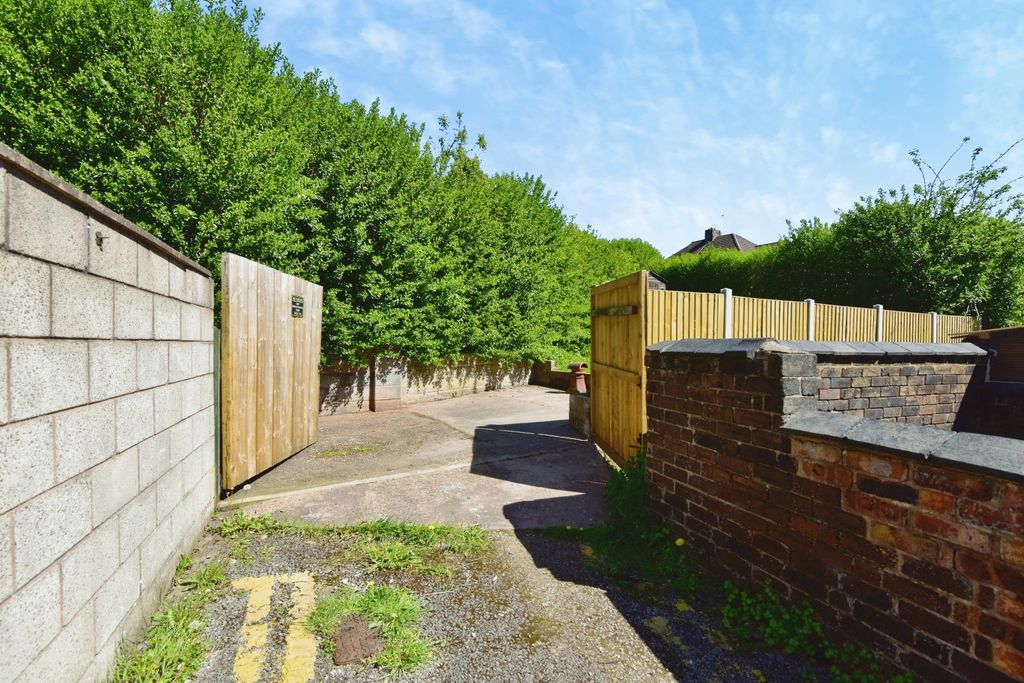 Property photo 3 of 21 Gated Parking &amp; Garden Access