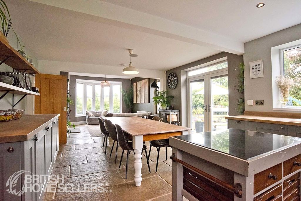 Property photo 2 of 32 Picture No. 16