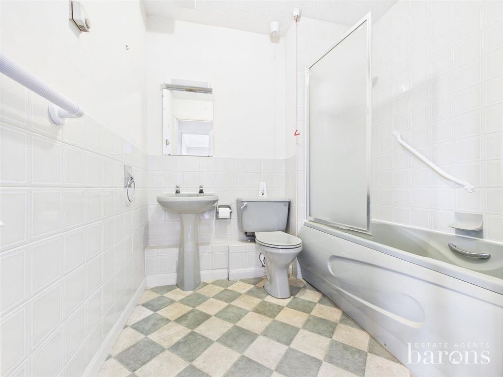 Property photo 3 of 11 Bathroom