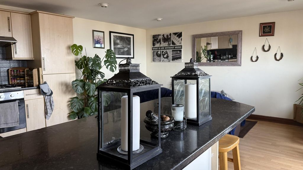 Property photo 3 of 9 Kitchen