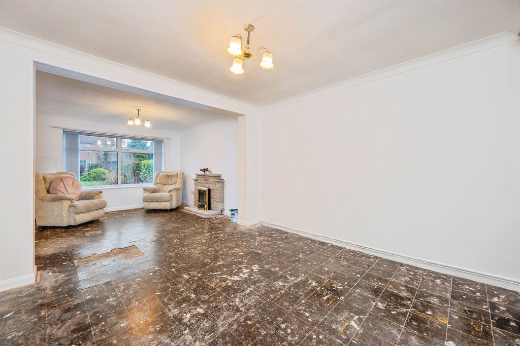 Property photo 3 of 17 Lounge