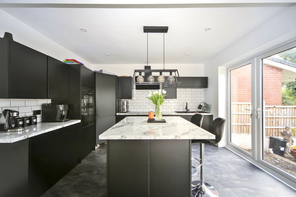 Property photo 3 of 25