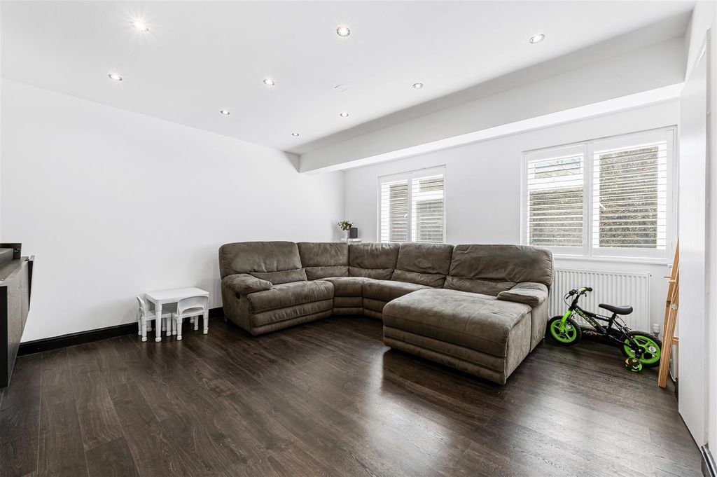 Property photo 1 of 12 148, Clayponds Gardens-3.Jpg