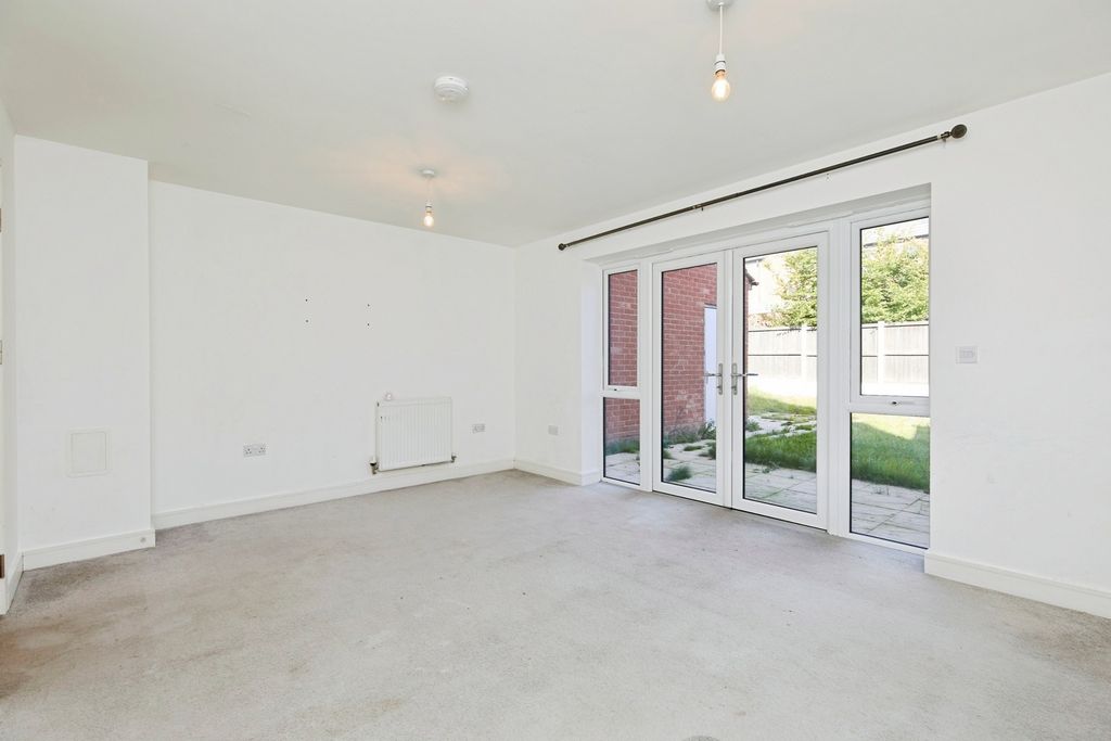 Property photo 2 of 16 Lounge