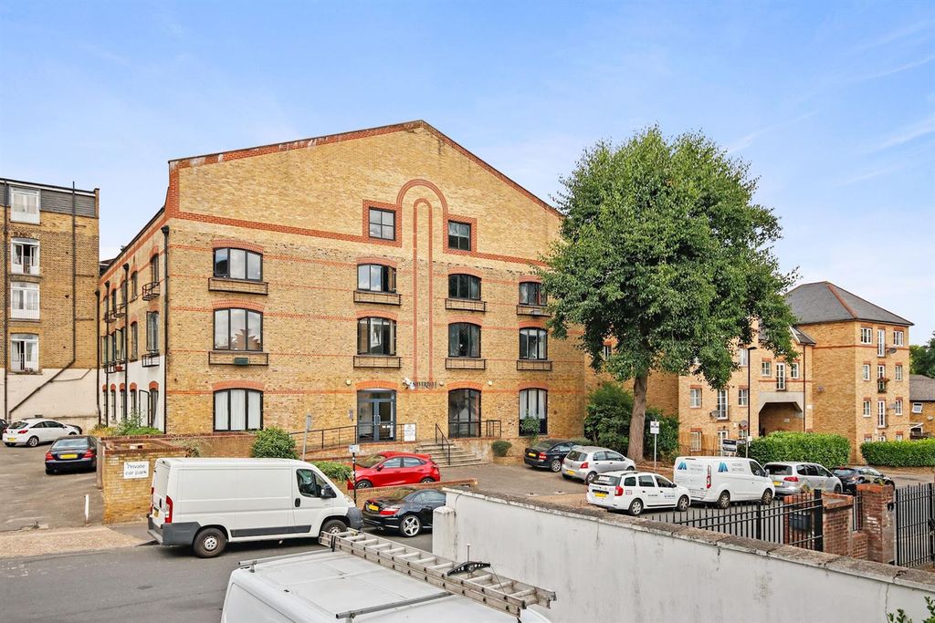 Property photo 2 of 11 F84F118E-F5A0-4E24-A1d3-d919B533B962Ampropworld -