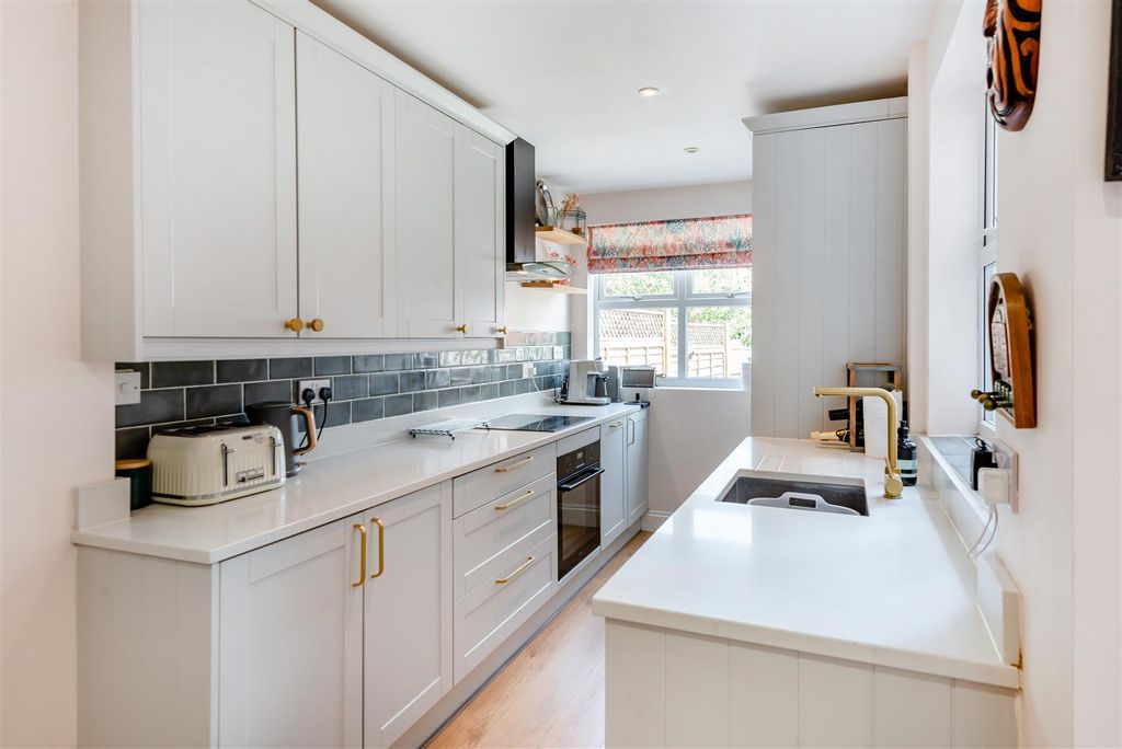 Property photo 3 of 23 8653382-Interior06.Jpg