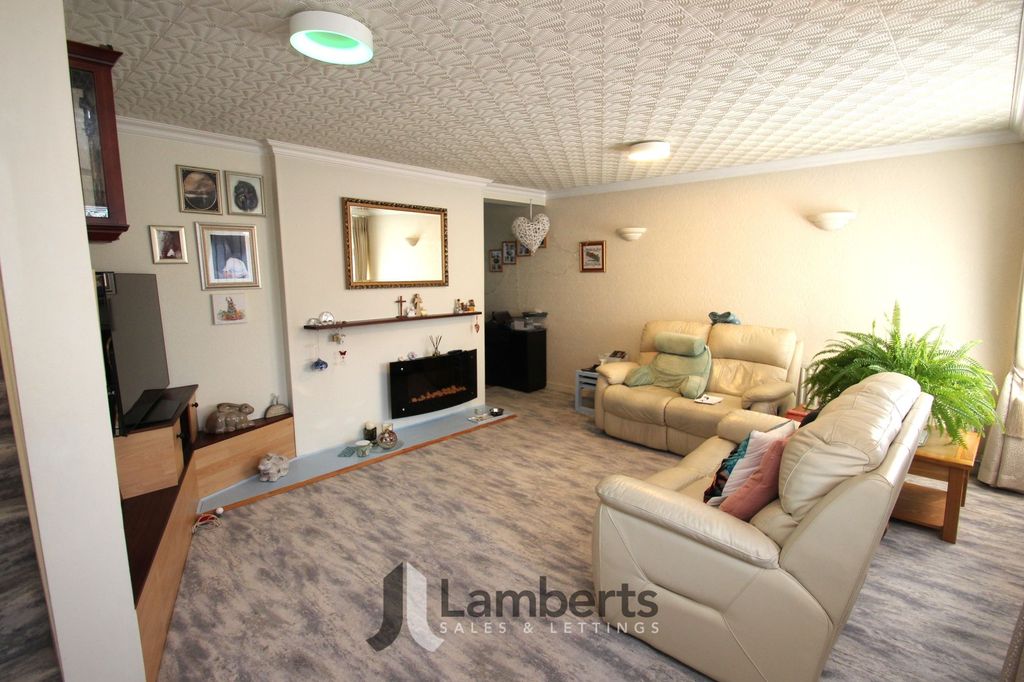 Property photo 2 of 12 Lounge