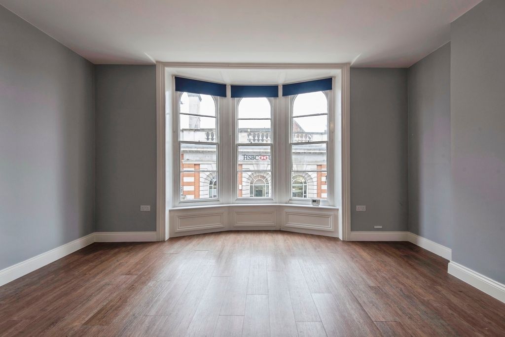 Property photo 3 of 25 Lounge