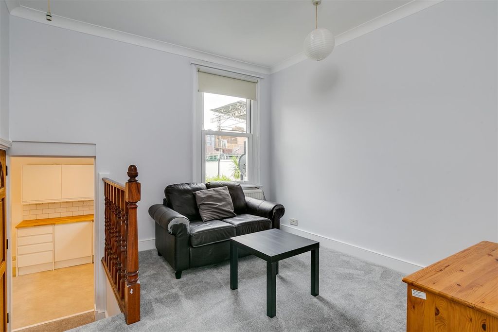 Property photo 3 of 7 Devonshire Road, 140A-6.Jpg