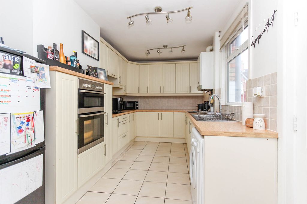 Property photo 2 of 6 Kitchen
