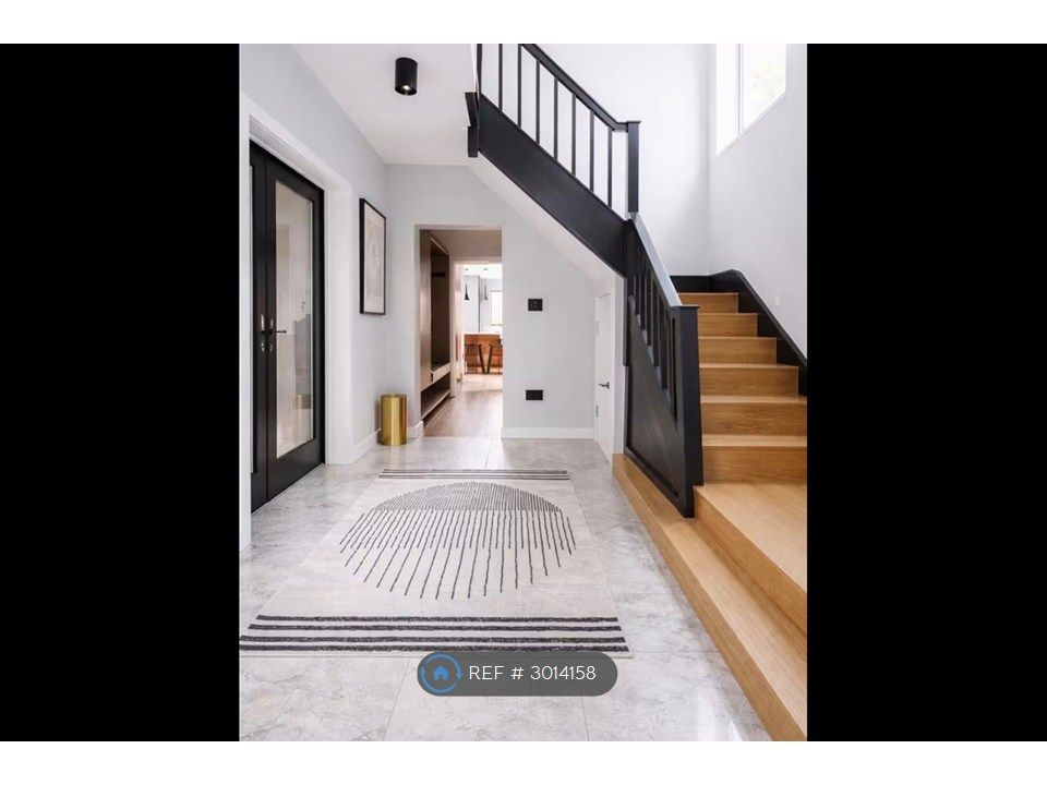 Property photo 3 of 16 Entrance/ Hallway