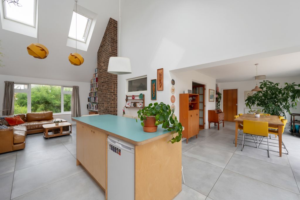Property photo 3 of 28 Kitchen