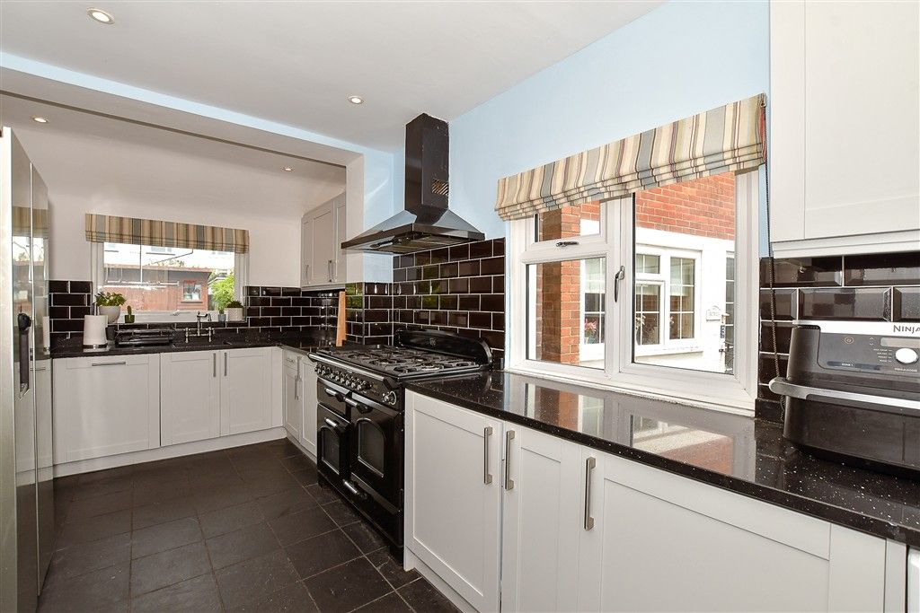 Property photo 3 of 19 Kitchen