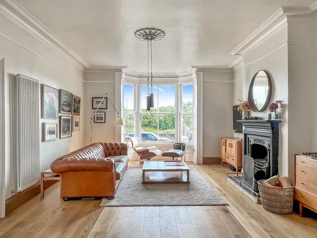 Property photo 2 of 23 Lounge Mr.Jpg