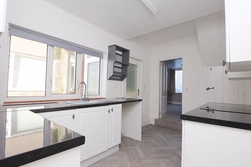 Property photo 3 of 10 Kitchen