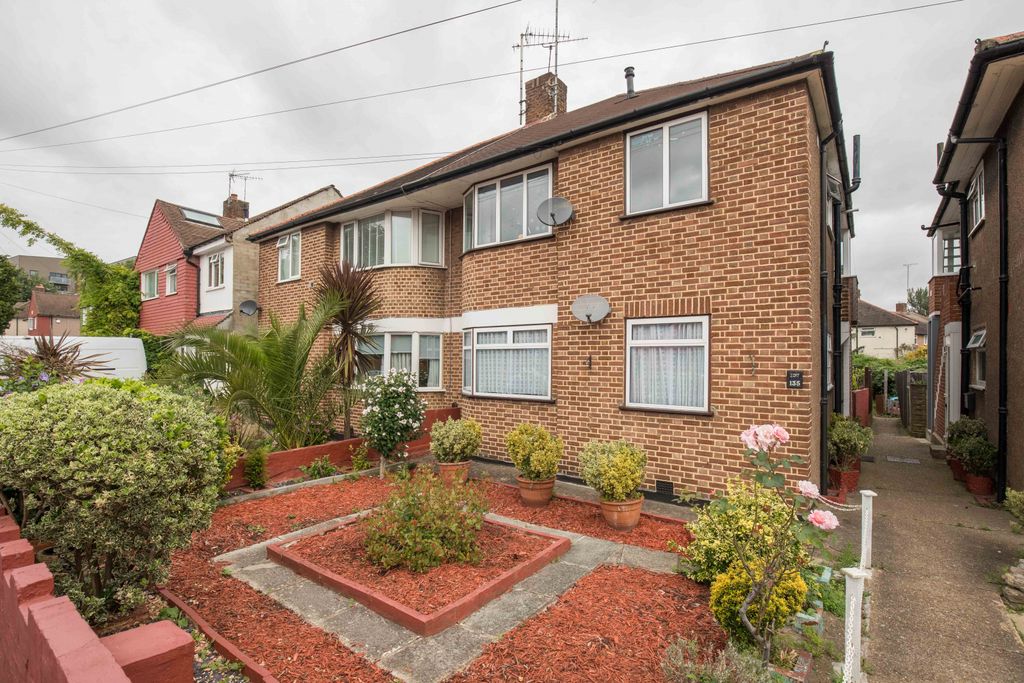 Property photo 1 of 15 2-Bedroom Apartment Carshalton
