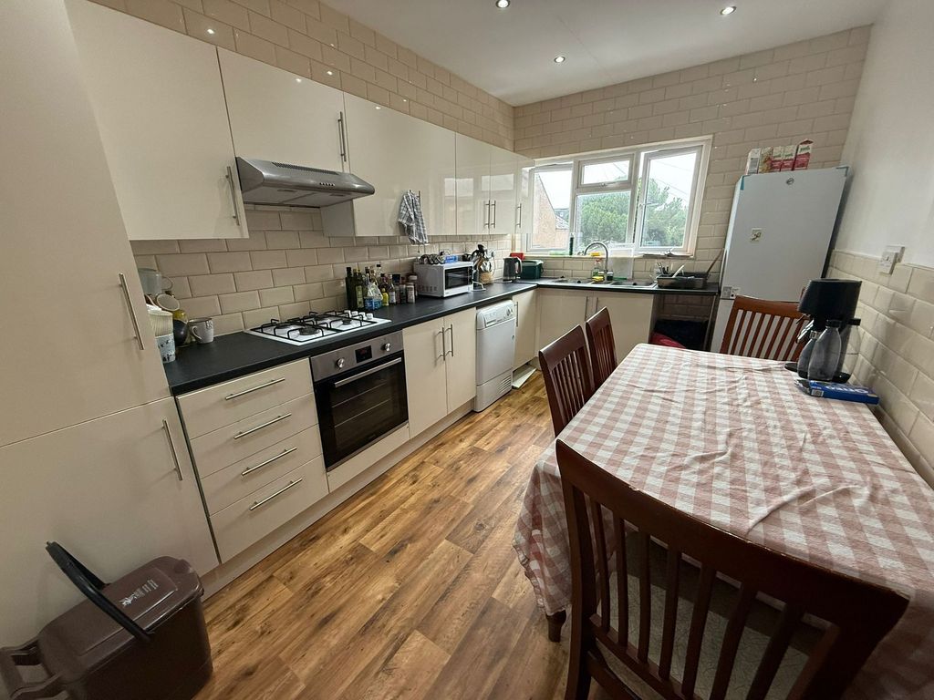 Property photo 3 of 6 Kitchen