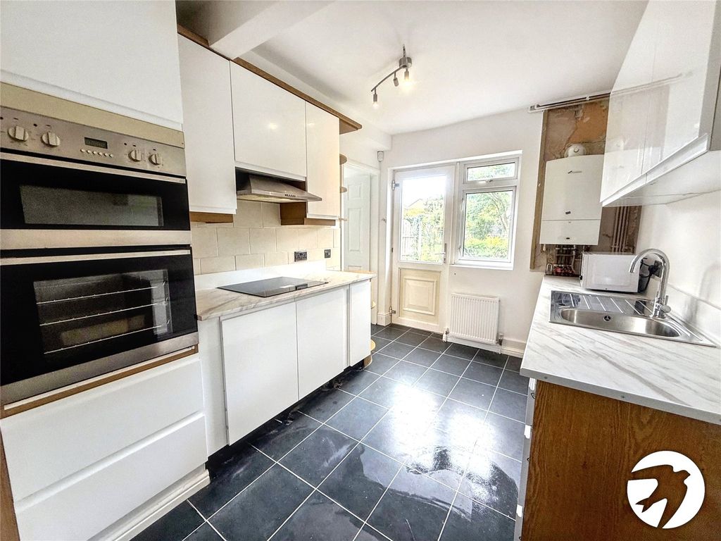 Property photo 3 of 18 Kitchen